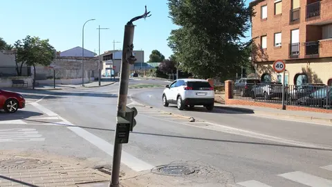 -Así quedó el semáforo de peatones tras el impacto