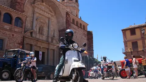 -Motos clásicas a su llegada a la Plaza Mayor
