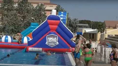 Hinchables en piscina en la Semana de la Juventud