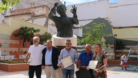 ESCULTURA MAESTRO IBAÑEZ