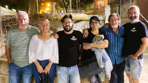 Juan Camacho, autor de la obra 'De mi cuando yo muera' en un paseo por Valdepeñas, junto a amigos, actores y director de la obra