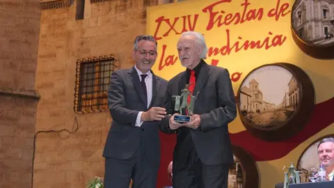 PEDRO GÓMEZ CORNEJO RECIBIENDO DE MANOS DEL ALCALDE LA MEDALLA DE LAS LETRAS JUAN ALCAIDE EN 2017