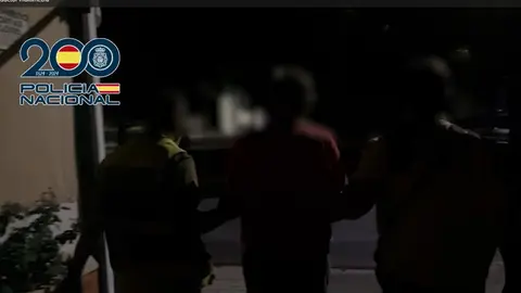 La Policía conduce a uno de los detenidos