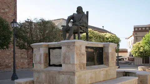 Escultura de Francisco de Quevedo en Torre de Juan Abad