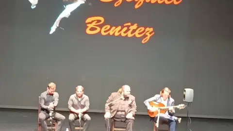 Al cante Ezequiel Benítez y Paco León a la guitarra