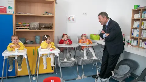El presidente de Castilla-La Mancha en la Escuela Infantil de San Carls del Valle