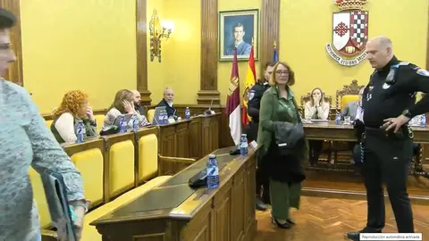 La portavoz del grupo popular desalojada del pleno por la Policía