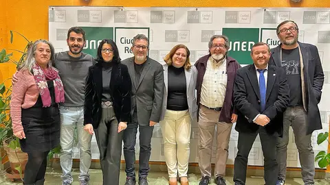 Fotografía de familia de todos los participantes en la presentación de 'Los exilios de la sangre' en la UNED de Valdepeñas