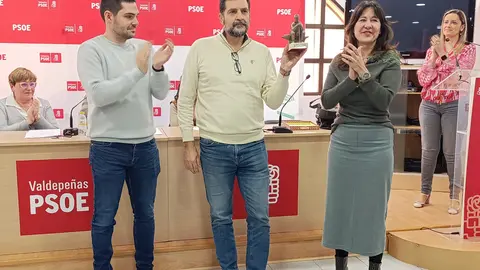 Manuel Martínez recibiendo un reconocimiento de manos de Blanca Fernández y Sergio Sánchez (16.03.25)