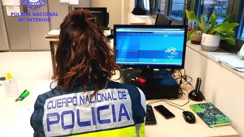 Agente de Policía Nacional en su puesto de trabajo