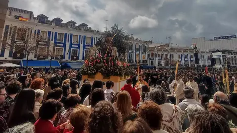 Multitud de gente en la Plaza de España asiste a la procesión del Domingo de Ramos