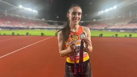 Paula Sevilla con las dos medallas