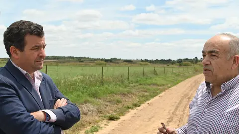 El diputado de VOX Ricardo Chamorro con el portavoz de SEPRIMAN Miguel Ángel Fuentes