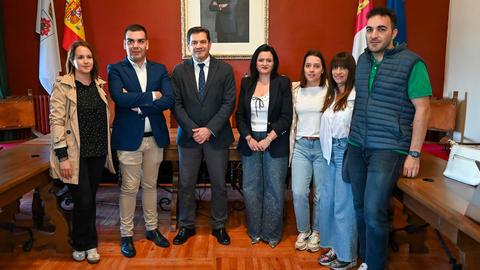 El presidente de la Diputación y la portavoz con miembros del gobierno local de Almagro
