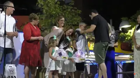 Acto inaugural de las fiestas del barrio de los Llanos en 2024