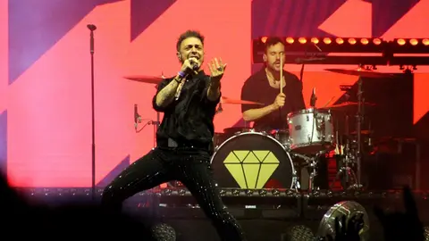 -Gabriel de la Rosa, líder de Shinova, durante su actuación en el Oasis