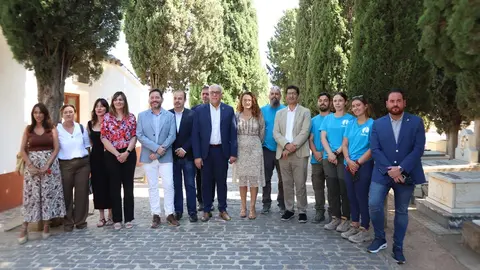 Visita institucional a la cuarta fase del proyecto de exhumación en el cementerio