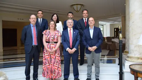 La Consejera de Economía Empresas y Empleo Patricia Franco con el presidente de Grupo Oesía Lluis Furnells en primer término en el centro