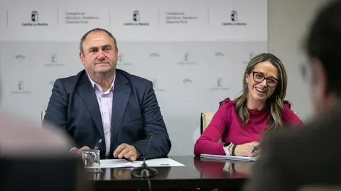 A la izquierda, el consejero de Agricultura de Castilla-La Mancha, Julián Martínez Lizán