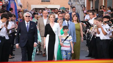 La comitiva baja al ferial durante el pasacalles inaugural