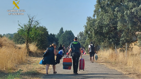 Miembros de la Guardia Civil prestan ayuda a los pasajeros de un tren que tuvo que parar en Cárdenas