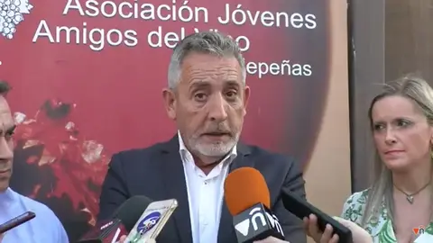 El alcalde de Valdepeñas ayer en la inauguración del Túnel del Vino