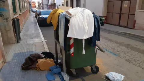 Ropa en contendor de orgánica