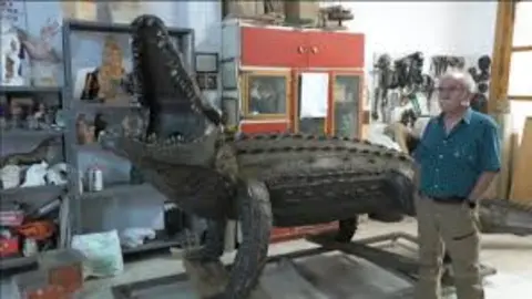 José Lillo en su estudio junto a una de sus obras emblemáticas El lagarto del Viso