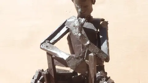 Cavilaciones escultura de José Lillo