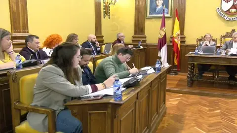 Los grupos del PP y VOX frente a la presidencia del pleno