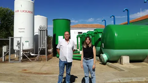 El concejal responsable del servicio y la directora de Aqualia en Valdepe&ntilde;as