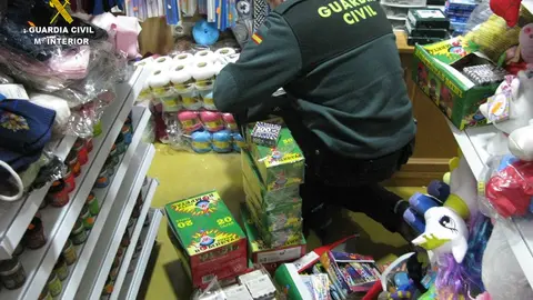 Guardia Civil control de pirotecnia