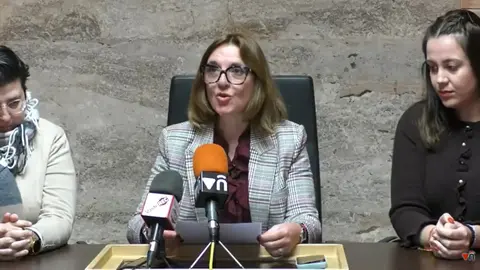 La portavoz y dos concejalas del grupo popular de Valdepe&ntilde;as