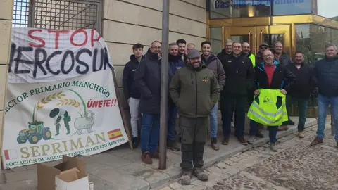 Protesta de Sector Primario Manchego a las puertas de la Consejer&iacute;a de Agricultura