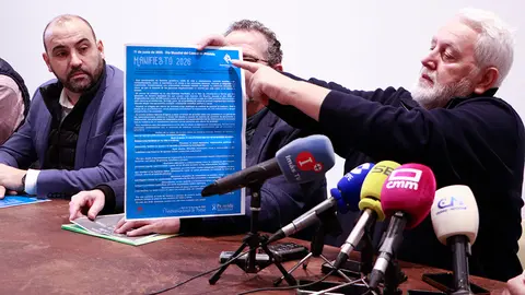 Criado muestra el manifiesto institucional que se leera en Argamasilla de Calatrava el 11 de junio