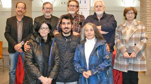 Foto de familia de los participantes en la presentaci&oacute;n de 'En la patria del guego y la ceniza'