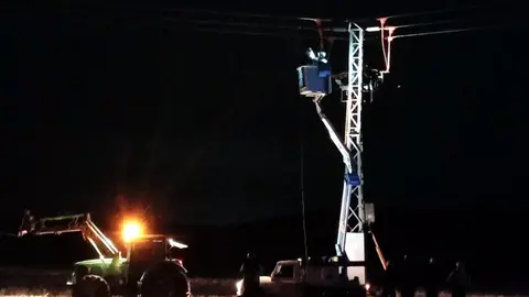 Trabajos de reparaci&oacute;n de la aver&iacute;a en el tendido