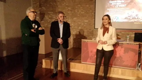 El presidente de Quixote Innovation Joaqu&iacute;n Gonz&aacute;lez del Pino el cient&iacute;fico Jes&uacute;s Mart&iacute;nez Fr&iacute;as y la concejala de Cultura Vanessa Irla