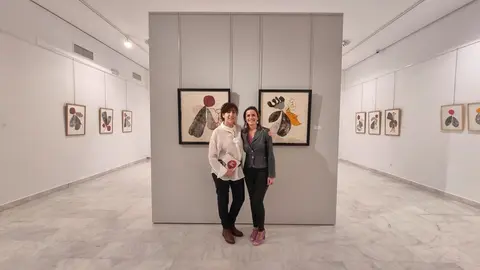 Mar&iacute;a NJos&eacute; Barrios y Vanessa Irla en la inauguraci&oacute;n de la exposici&oacute;n