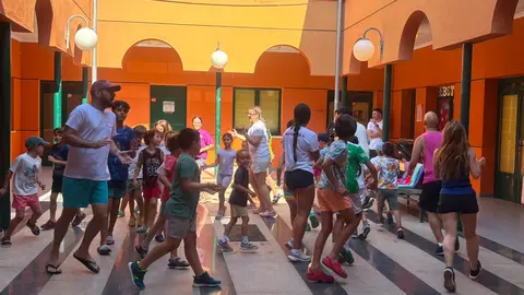 Ni&ntilde;os y ni&ntilde;as disfrutan de las primeras actividades