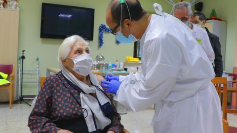 Castilla-La Mancha inicia la vacunación de la segunda dosis de refuerzo contra el Covid en las personas mayores de 80 años