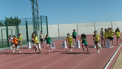 Las Olimpiadas Escolares regresan con éxito a la pista de atletismo de Manzanares