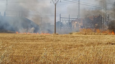 Un incendio quemó ayer la ladera del Mirador de la Venta El Aire, junto a la subestación eléctrica