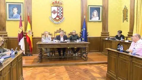 Jesús Martín logra aprobar los presupuestos de 2025, en un cruce de duros reproches y acusaciones entre gobierno y oposición