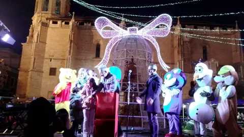 Lleno en la Plaza de España, por el encendido del alumbrado navideño, en la víspera del Black Friday