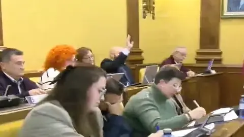 El concejal de VOX Antonio Sánchez explica por qué votó distinto que sus compañeras, a las mociones del PP e IU contra el gobierno