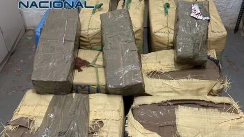 La Policía Nacional interviene más de 400 kilos de hachís tras seguir a tres personas desde Córdoba a Valdepeñas