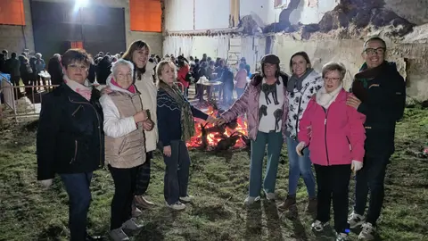 Zona Centro y Cachiporro encienden las dos primera hogueras de San Antón en Valdepeñas