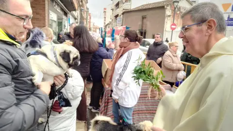 Buen ambiente y mucho público, pese al frío, para festejar a San Antón