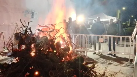 Las hogueras del Lucero y San Marcos completaron la celebración de San Antón